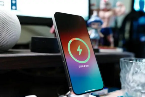上蔡苹果15换屏服务分享用什么充电器给iPhone15充电更好 